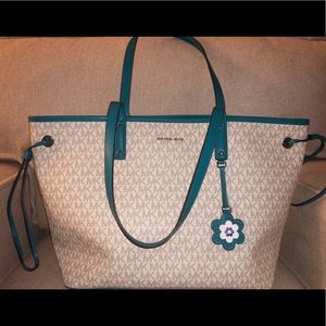 Michael Kors Voyager Tote